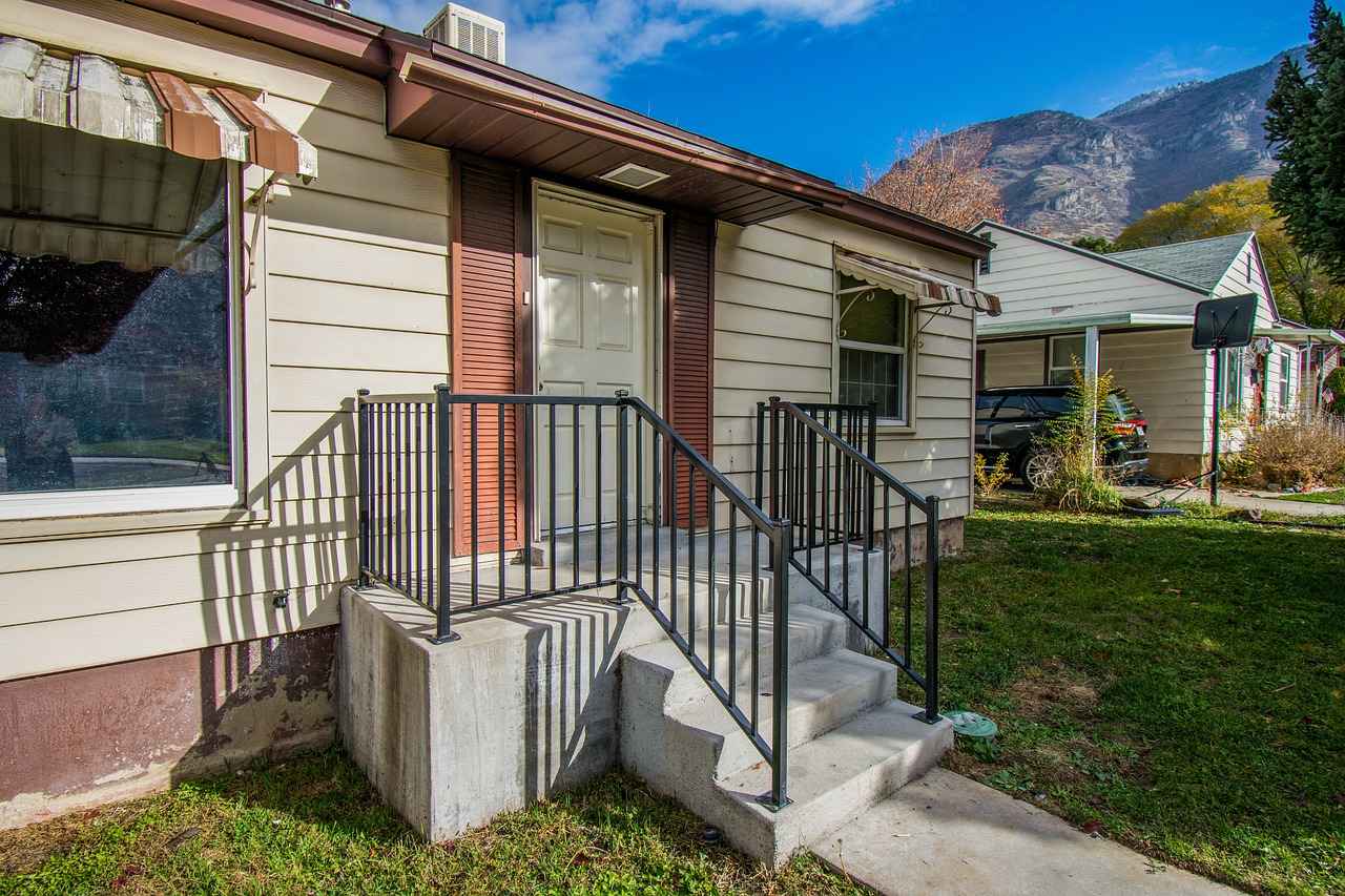 Key Differences Between Home Equity Loans and HELOCs