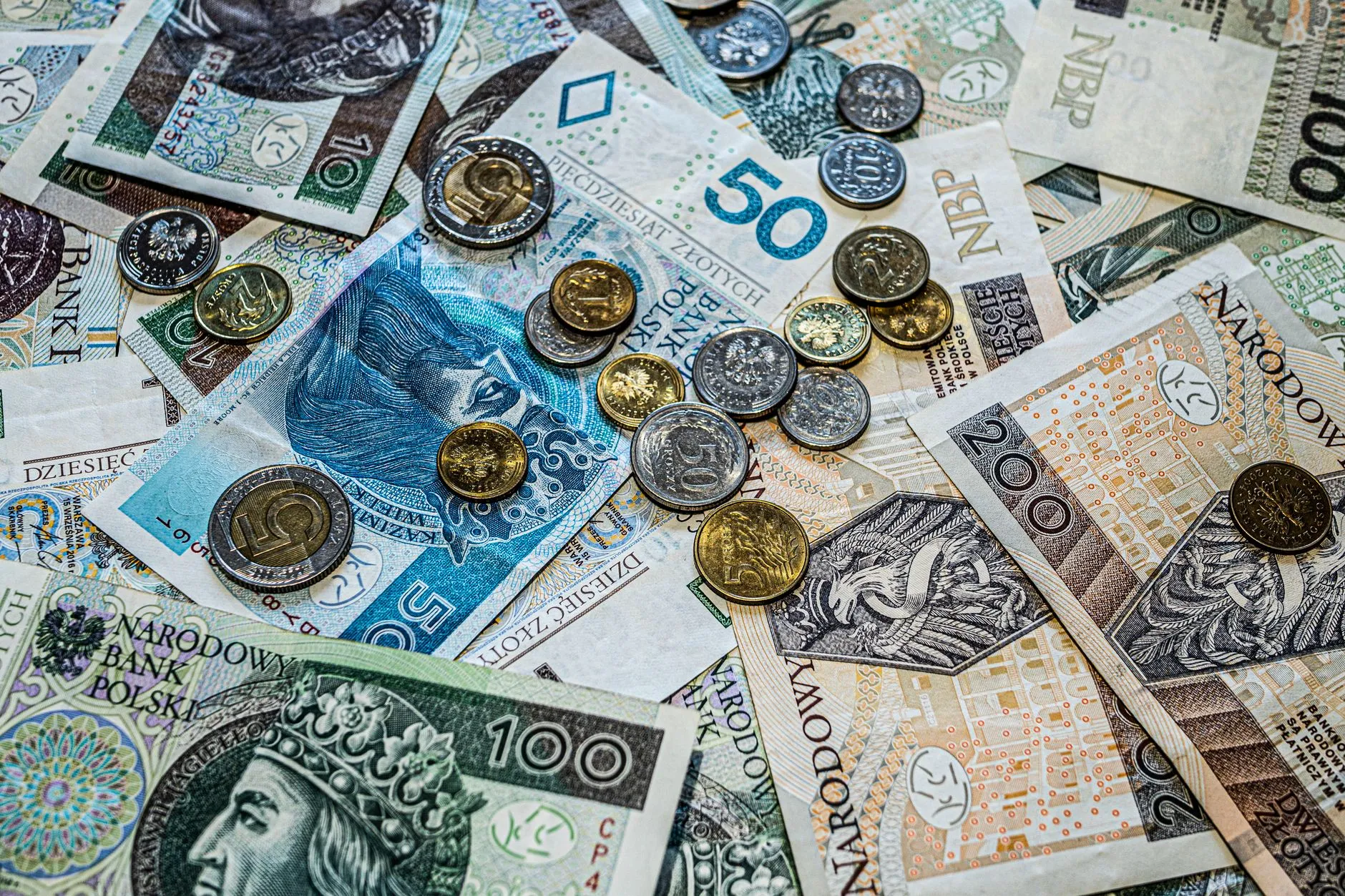 10 Smart Money Moves to Make Before the End of Q1 in Poland for Financial Freedom